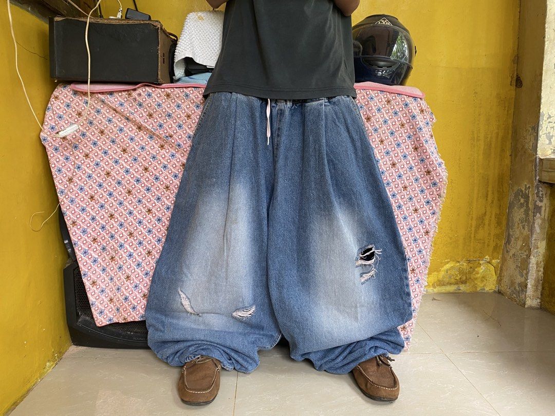 BAGGY JEANS (Category: Jeans) located in Davao. Submitted by giegarments (Listing ID 1467297890, Image 2). Description: Brand:COLLAVO MASSIVE BLUEWASH BALLOON BAGGY PANTS(DISTRESSED TYPE) DIMENSION/INCHES📏 W:38(below) L:43 T:18 Knee:16 H:9 -hard -thick -heavy -crispy -asnew condition -deadstock -9.8/10 color rate -must have -psg recommend -fav Price:600+shipping fee(automatically yours).