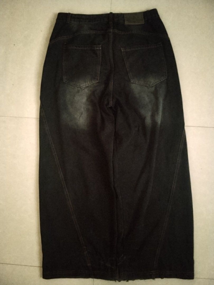 BAGGY PANTS (Category: Jeans) located in Bulacan. Submitted by sleepyblackfish (Listing ID 1467203567, Image 1). Description: W:34 L:42 T:14.5 OR 15 LEGHOLE: 11.5 issue: customize and minor heel drag nasa picture..