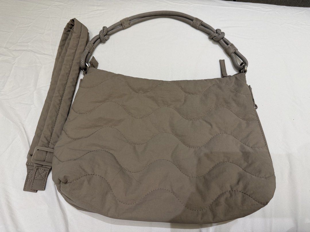 Bagsmart (Category: Shoulder Bags) located in Taguig. Submitted by slay.ph (Listing ID 1467194609, Image 3). Description: Bagsmart Good as new Rfs: too many bags.