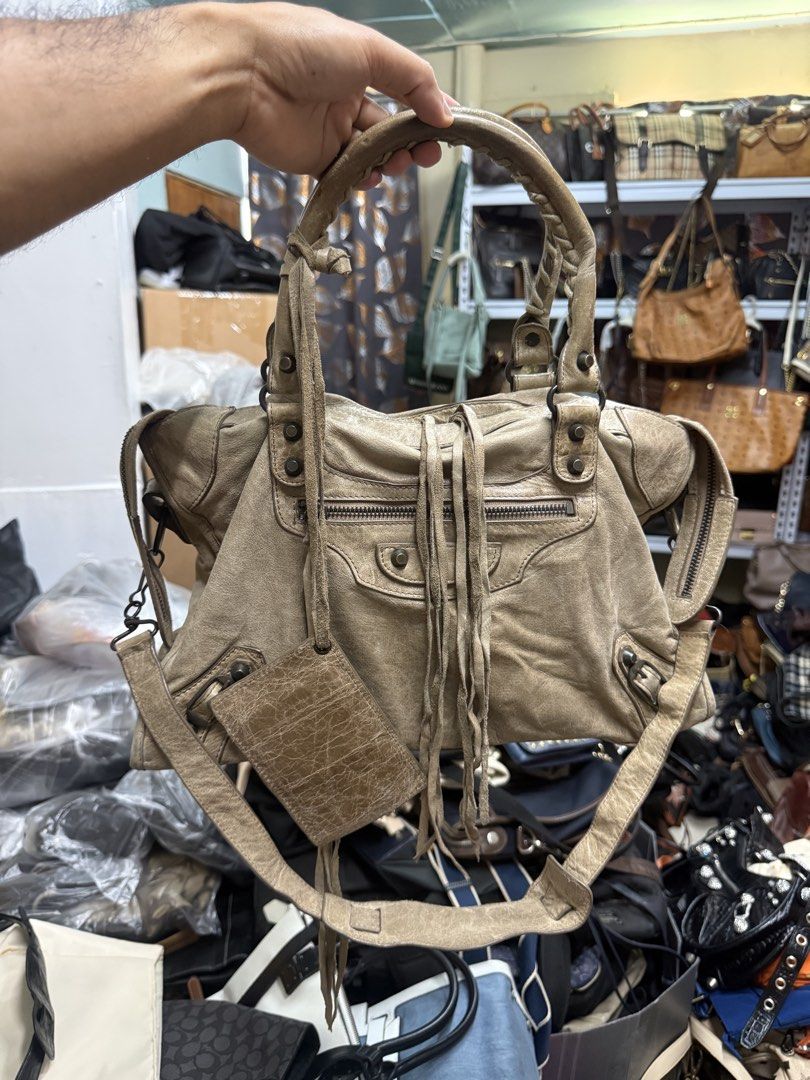 Balenciag a city (Category: Shoulder Bags) located in Cagayan de Oro. Submitted by negosyantesibengineer (Listing ID 1467317789, Image 1). Description: .
