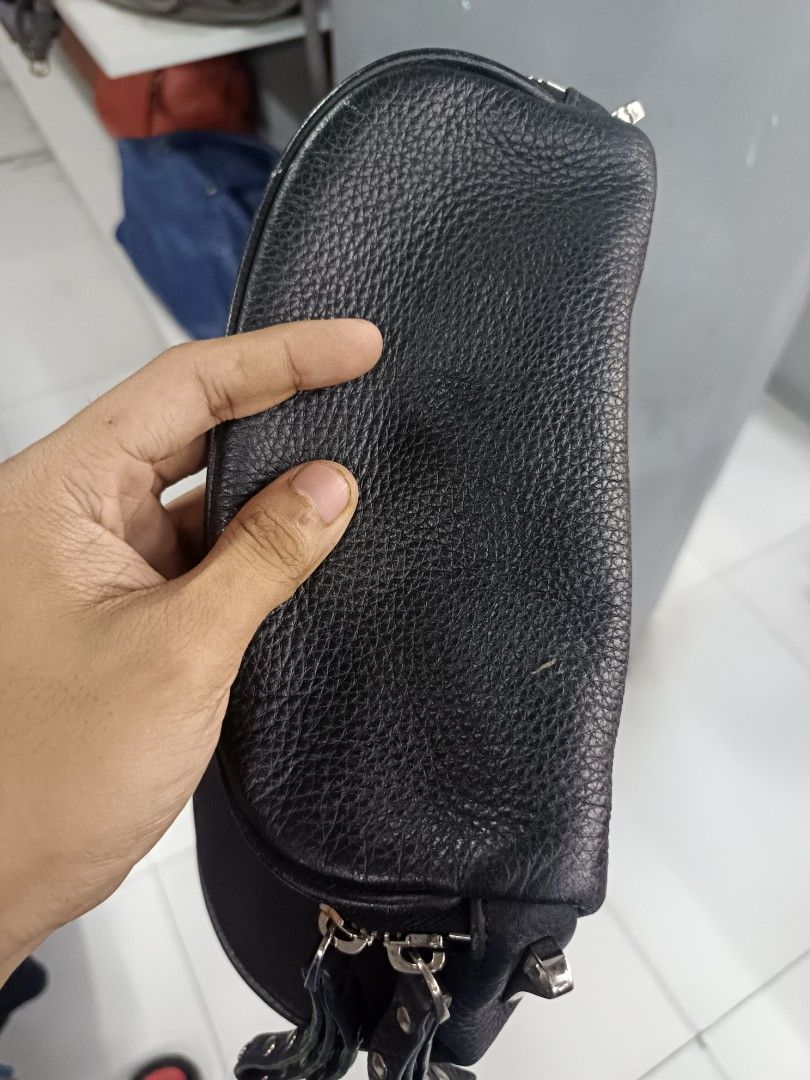 Balenciaga (Category: Belt bags, Clutches and Pouches) located in Manila. Submitted by drenren (Listing ID 1467184035, Image 3). Description: may sign of usage lang na minimal.