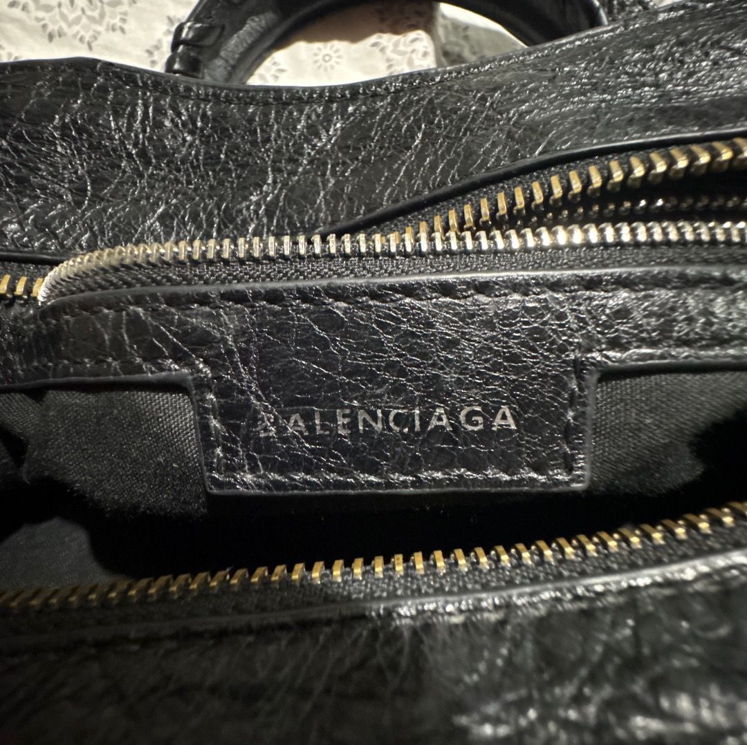 Balenciaga (Category: Luxury Bags & Wallets) located in Baguio. Submitted by rheaanne07_2ndaccount (Listing ID 1467303306, Image 3). Description: Coded// made in italy NG ukay source As is.
