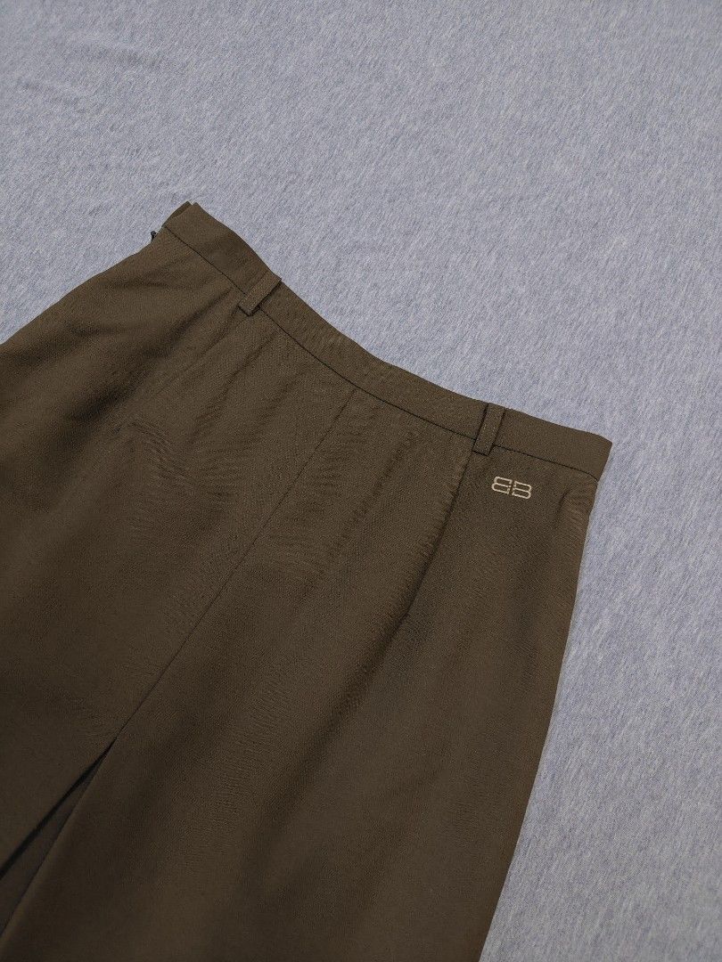 BALENCIAGA SKORT (Category: Skirts) located in Bacolod City. Submitted by yobibstuffs (Listing ID 1467257352, Image 2). Description: BALENCIAGA SKORT SIZE: SMALL DIMENSIONS WAISTLINE: 26 LENGTH: 18 GOOD TO EXCELLENT CONDITION NEED WASH 🧼🫧 PRICE: 1299+SF OUTSIDE BACOLOD CITY 🏙️ 🌆 PM ME!📥📥📥.