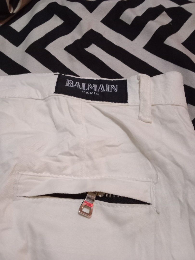 Balmain (Category: Shorts) located in Manila. Submitted by tcbukay_zxc25 (Listing ID 1467170529, Image 3). Description: Balmain lampo zip. size 33 issue dumi lang washable Naman.