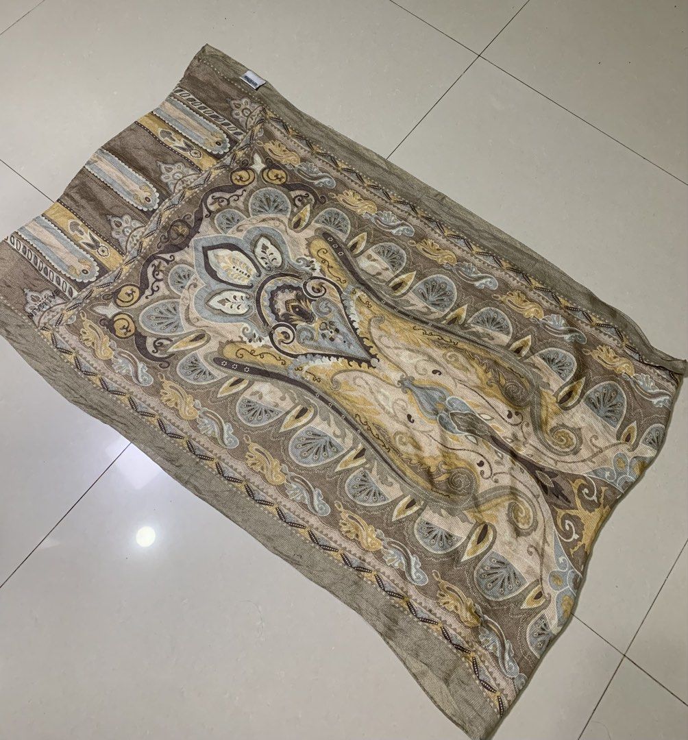 BALMAIN PARIS Etro paisley print Scraf (Category: Luxury Apparel) located in Molave. Submitted by mysticbird_38213e (Listing ID 1467336622, Image 2). Description: Silk material Good as new Authentic 70 width 22 length .