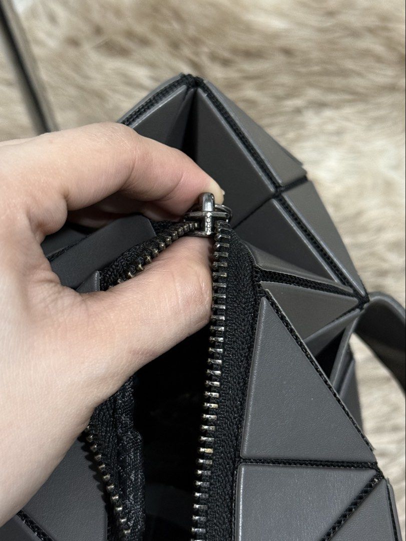 BAOBAO TOTE BAG (Category: Tote Bags) located in Daraga. Submitted by jasmor (Listing ID 1467327262, Image 3). Description: RFS: personal bag kaso di parin kasya mga things ko for work kaya di ko na din nagagamit 🎀NGA; claimed OG by source 🎀ykk zipper 🎀ganda ng material parang rubber na silicone ganon malambot 🎀signs of use sa handle; pwede naman idikit kasi silicone lang to ✔️onhand 📦J&T courier.