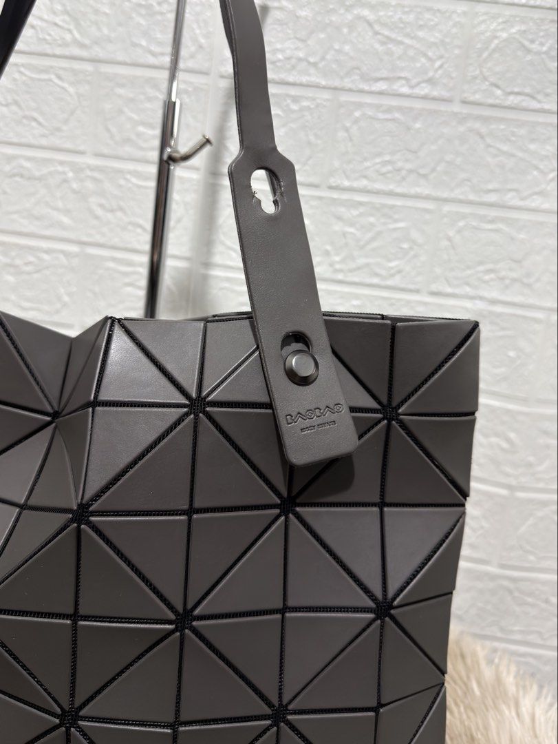 BAOBAO TOTE BAG (Category: Tote Bags) located in Daraga. Submitted by jasmor (Listing ID 1467327262, Image 2). Description: RFS: personal bag kaso di parin kasya mga things ko for work kaya di ko na din nagagamit 🎀NGA; claimed OG by source 🎀ykk zipper 🎀ganda ng material parang rubber na silicone ganon malambot 🎀signs of use sa handle; pwede naman idikit kasi silicone lang to ✔️onhand 📦J&T courier.