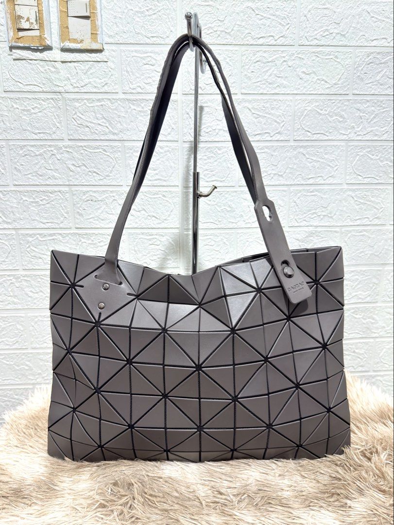 BAOBAO TOTE BAG (Category: Tote Bags) located in Daraga. Submitted by jasmor (Listing ID 1467327262, Image 1). Description: RFS: personal bag kaso di parin kasya mga things ko for work kaya di ko na din nagagamit 🎀NGA; claimed OG by source 🎀ykk zipper 🎀ganda ng material parang rubber na silicone ganon malambot 🎀signs of use sa handle; pwede naman idikit kasi silicone lang to ✔️onhand 📦J&T courier.