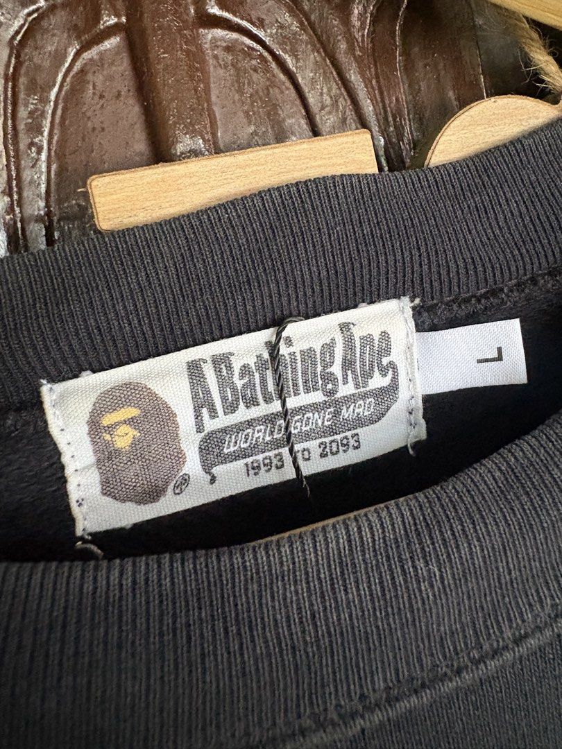 Bape Crewneck College Logo (Category: Activewear) located in Manila. Submitted by bravestone14 (Listing ID 1467287718, Image 2). Description: wts bape crewneck college logo authentic 22x28 no issue color rate 9/10 excellent condition 2k+sf 📩.