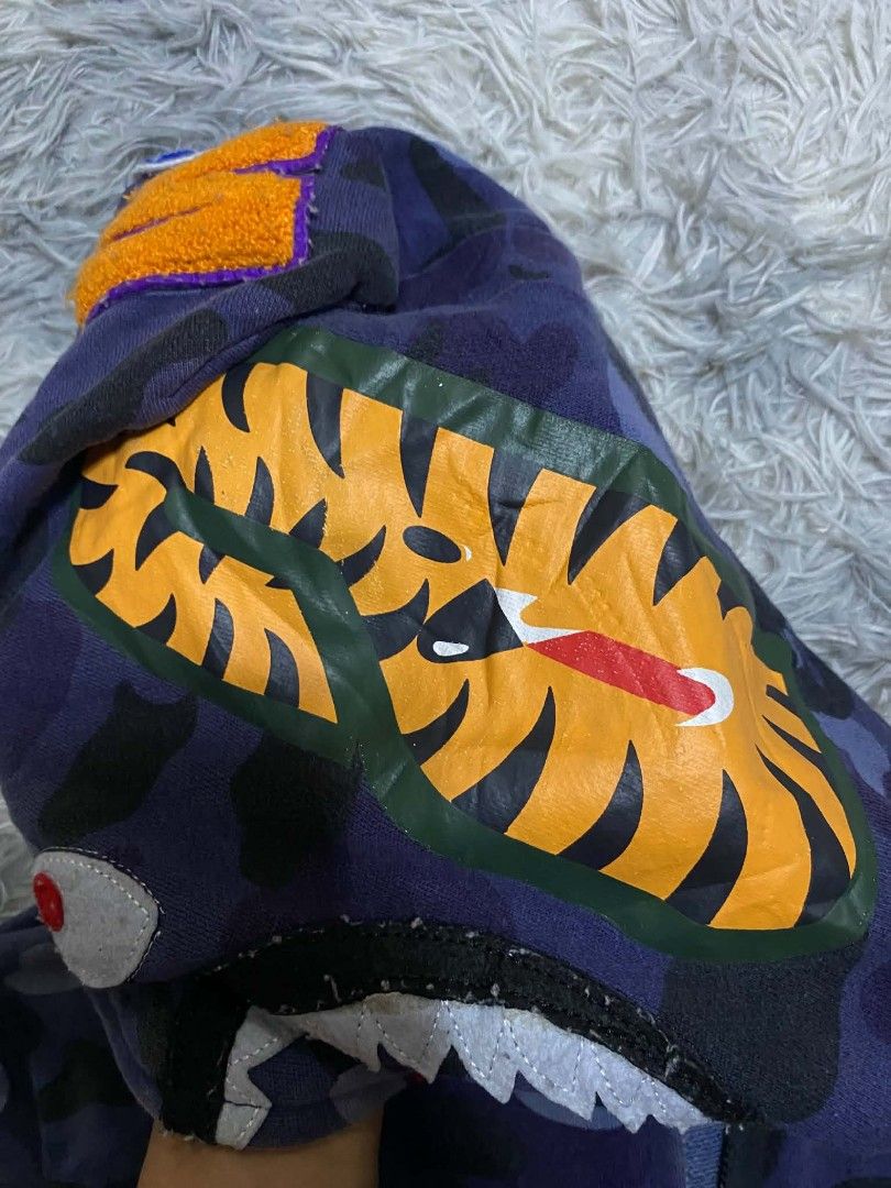 BAPE FULL ZIP (Category: Coats, Jackets and Outerwear) located in Manila. Submitted by aize2thrft (Listing ID 1467220131, Image 3). Description: BAPE FULLZIP HOODIE LIGHTLY USED COMPLETE TAGS 28/24.