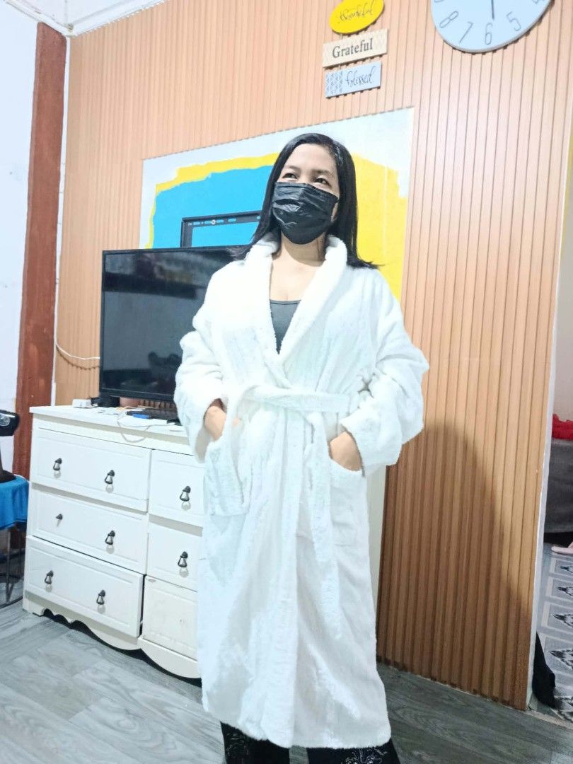 Bathrobe white (Category: Coats, Jackets and Outerwear) located in Muntinlupa City. Submitted by rlmeme (Listing ID 1467301008, Image 2). Description: white bathrobe 3pcs available good as new Model small frame,5flat in hieght bathrobe size:free size.
