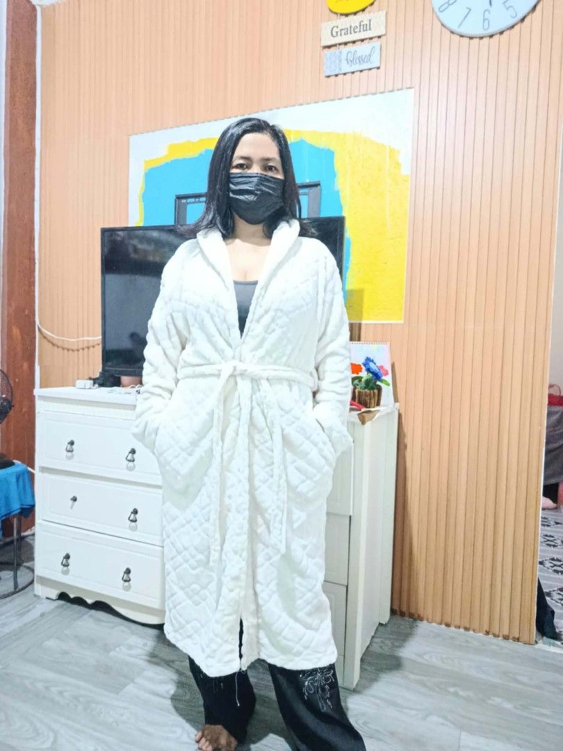 Bathrobe white (Category: Coats, Jackets and Outerwear) located in Muntinlupa City. Submitted by rlmeme (Listing ID 1467301008, Image 3). Description: white bathrobe 3pcs available good as new Model small frame,5flat in hieght bathrobe size:free size.