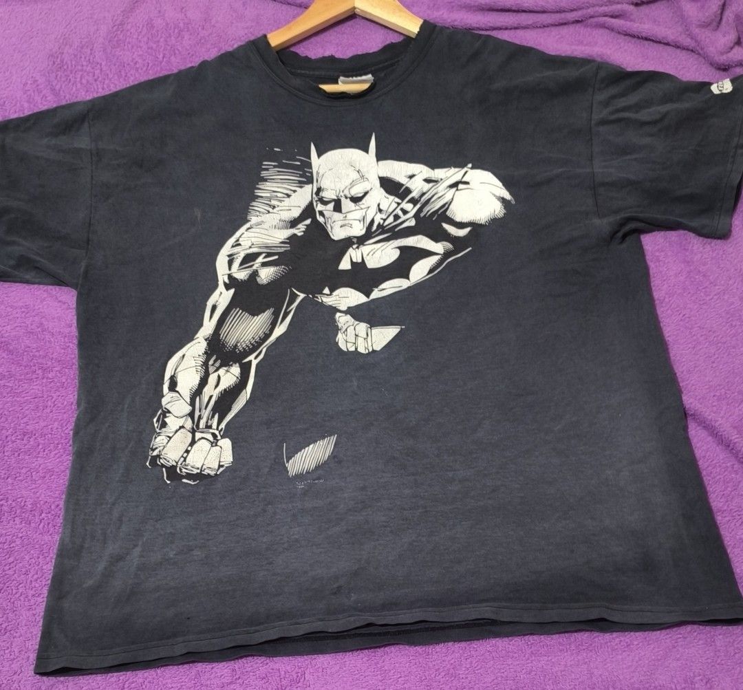 BATMAN GLOW IN THE DARK BY GRAPHITTI (Category: Tshirts & Polo Shirts ) located in Dumaguete. Submitted by nostaldripph (Listing ID 1467320029, Image 1). Description: HANES HEAVYWEIGHT TAG 24*29 PINHOLE, CRACKS, NECK FRAYING, UNEVEN FADE.