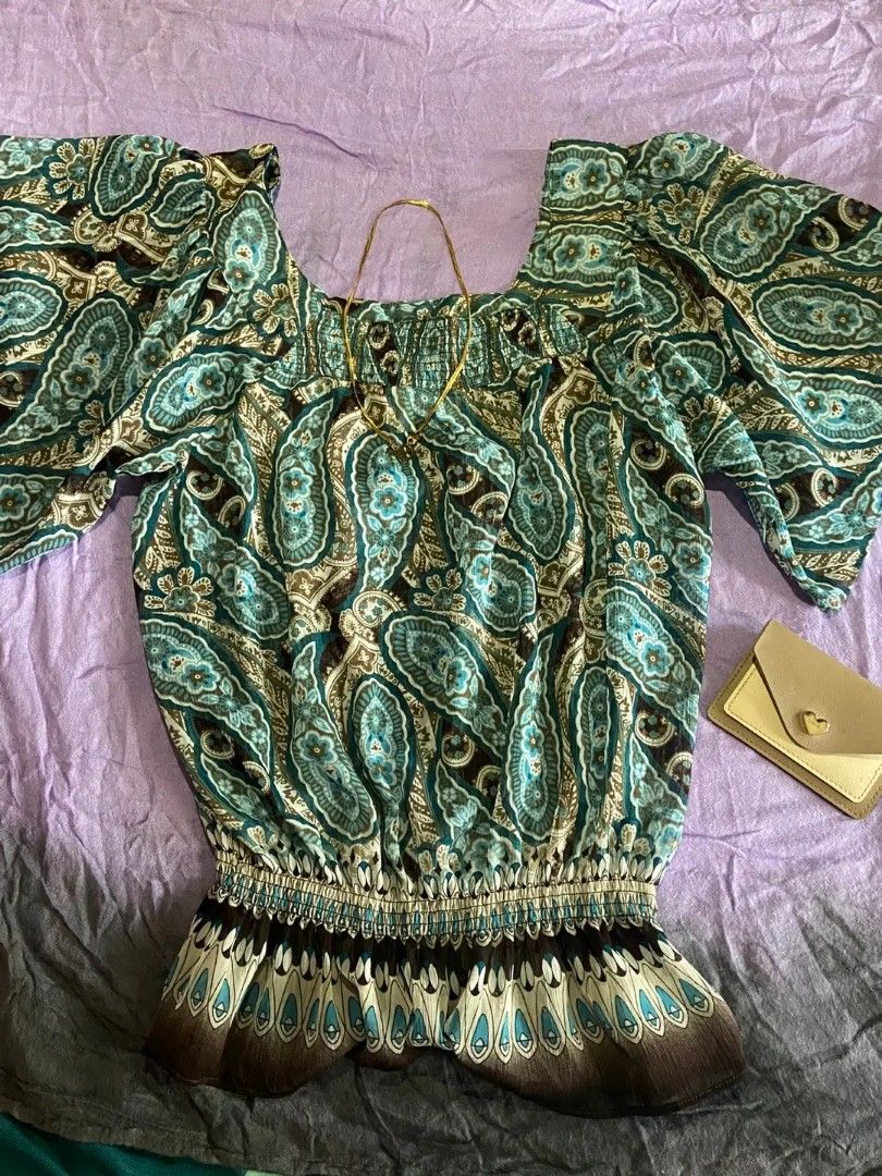 BATWING WHIMSICAL STYLE (Category: Blouses) located in Masbate. Submitted by gurly_trifth26 (Listing ID 1467265997, Image 1). Description: SIZE: MEDIUM ( KERI SMALL)🌺 COLOR: TEAL MIX OF COLORS🌺 CONDITION : 10/10 GOOD AS NEW🌺 LOCATION: MASBATE, PLACER🌺 MOP: GCASH🌺 MOD : J&T ( BUYER HANDLES SF 🌺.