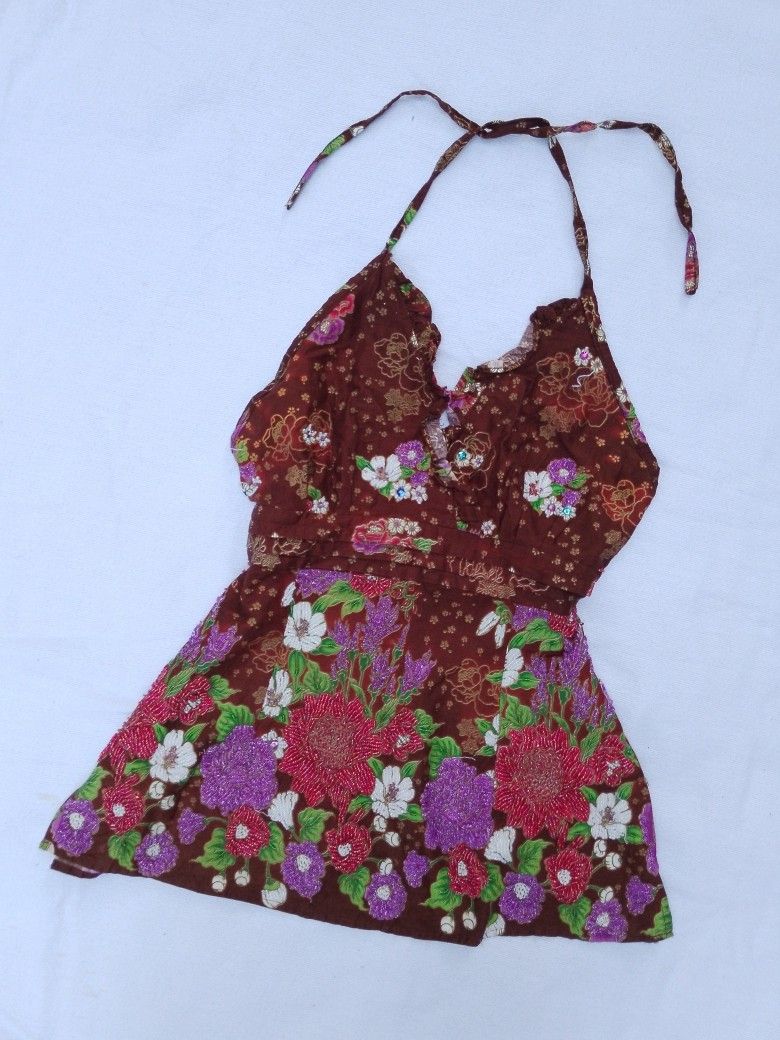 Beaded floral halter top (Category: Sleeveless) located in Laur. Submitted by zystilo (Listing ID 1467192187, Image 3). Description: — xxs-xs — reworked — no issue — beaded - strictly no cancellation, no deleting of comments. please be sure because commenting.