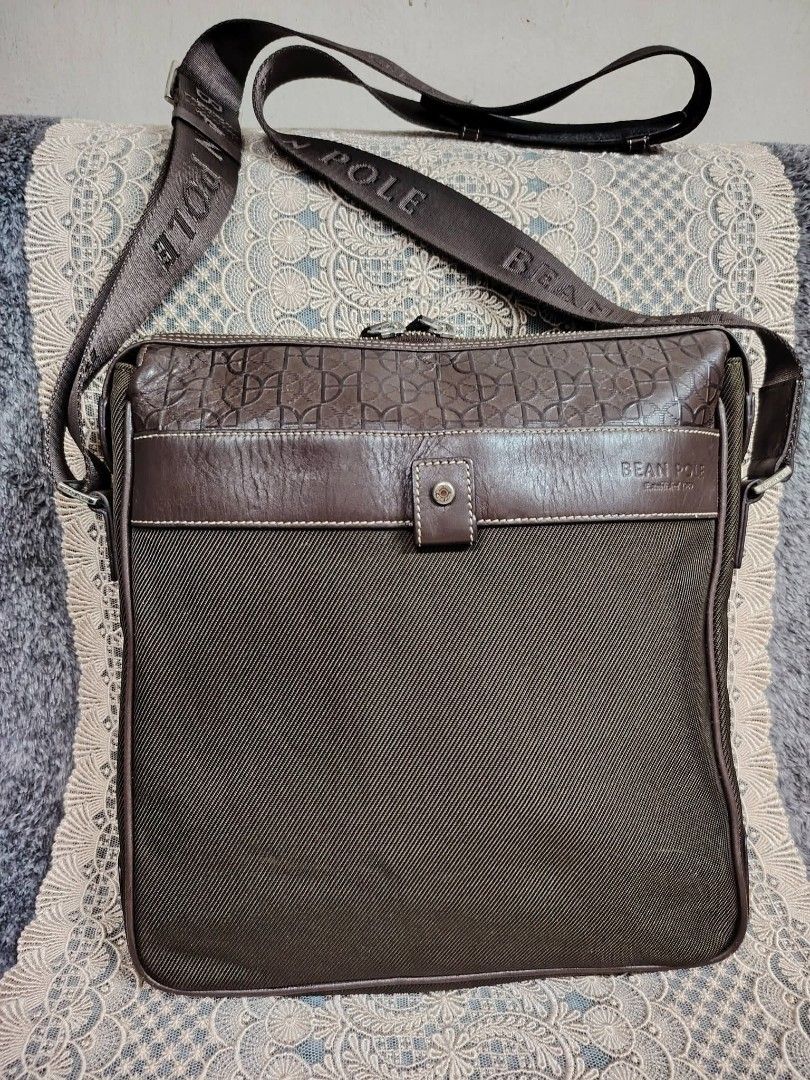 BEANPOLE LARGE MEN SLING (Category: Sling Bags) located in Valenzuela. Submitted by anna.banana10 (Listing ID 1467285315, Image 2). Description: BEANPOLE LARGE MEN SLING Zipper closure with back and front pocket, and inside pockets too. Ang tibay po neto. No flaws.
