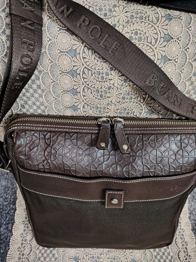BEANPOLE LARGE MEN SLING (Category: Sling Bags) located in Valenzuela. Submitted by anna.banana10 (Listing ID 1467285315, Image 3). Description: BEANPOLE LARGE MEN SLING Zipper closure with back and front pocket, and inside pockets too. Ang tibay po neto. No flaws.