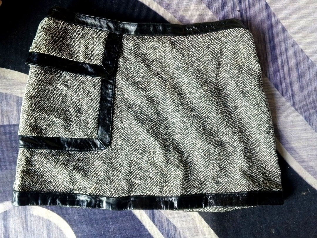 BEBE VINTAGE SKIRT (Category: Skirts) located in Manila. Submitted by icamalicdem29 (Listing ID 1467174847, Image 1). Description: bebe black and white herringbone tweed mini skirt featuring distinct faux leather trim. The structured, textured weave is beautifully contrasted by sleek black accents along the waistband, asymmetrical front faux pocket panel, and the bottom hem..