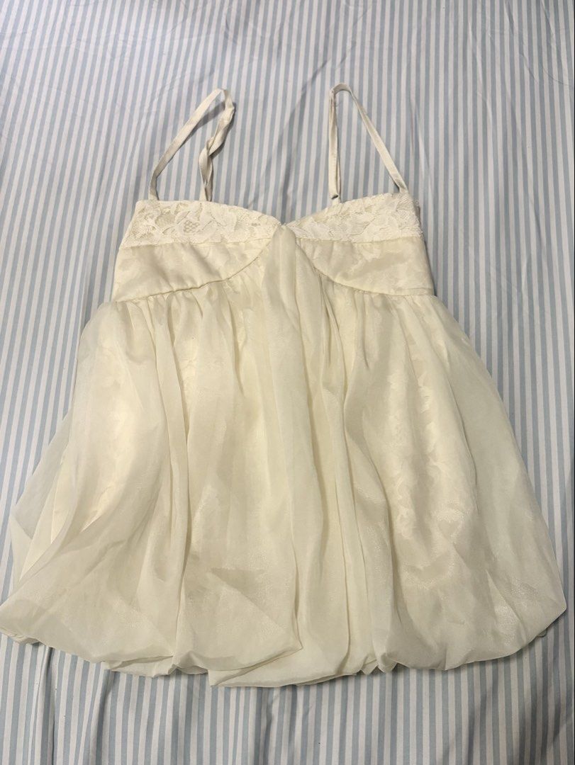 Beige Bubble Top (Category: Sleeveless) located in Mandaluyong City. Submitted by aaapm_xx (Listing ID 1467130295, Image 2). Description: .