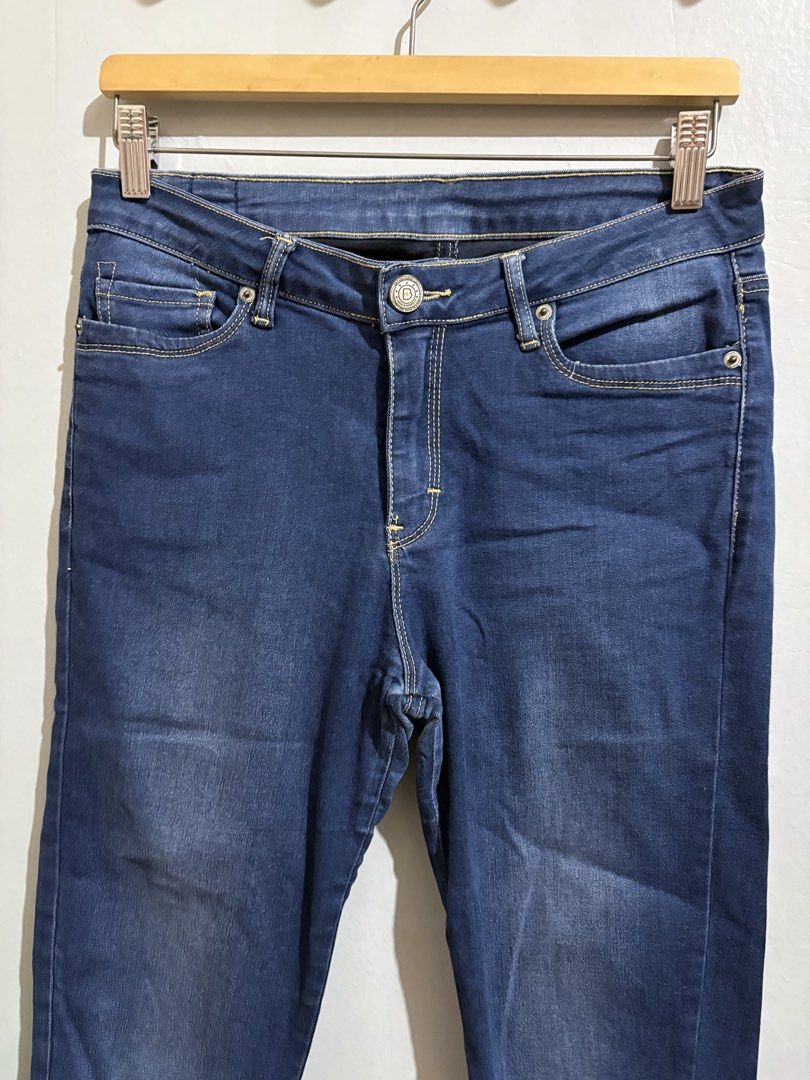 Bench Blue Denim Skinny Jeans (Category: Jeans) located in Manila. Submitted by margascloset_ (Listing ID 1467305188, Image 2). Description: Bench Overhauled Dark wash skinny jeans - Size: Waist 32 - Fit: Skinny fit with comfortable stretch material - Branded metal button closure and rivets - Details: Signature leather patch at the back waistband and branded inside care tag - Condition: has signs of wear on the waist and crotch part of the pants.