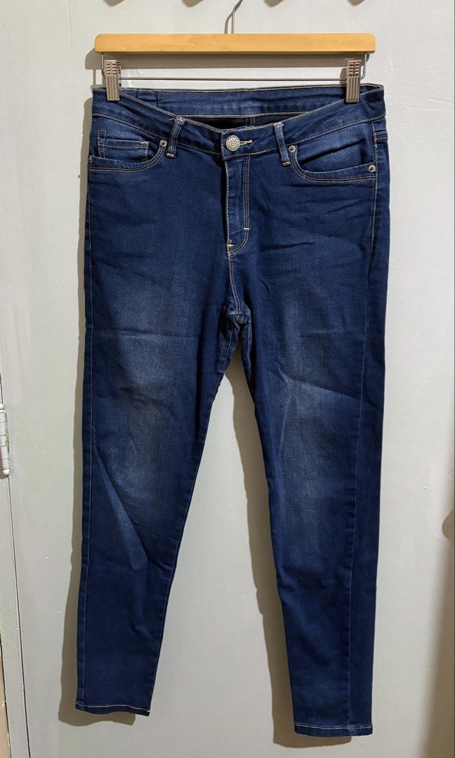 Bench Blue Denim Skinny Jeans (Category: Jeans) located in Manila. Submitted by margascloset_ (Listing ID 1467305188, Image 1). Description: Bench Overhauled Dark wash skinny jeans - Size: Waist 32 - Fit: Skinny fit with comfortable stretch material - Branded metal button closure and rivets - Details: Signature leather patch at the back waistband and branded inside care tag - Condition: has signs of wear on the waist and crotch part of the pants.