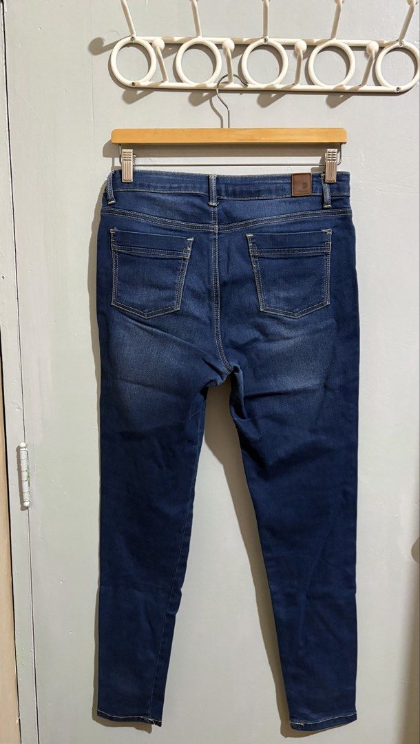 Bench Blue Denim Skinny Jeans (Category: Jeans) located in Manila. Submitted by margascloset_ (Listing ID 1467305188, Image 3). Description: Bench Overhauled Dark wash skinny jeans - Size: Waist 32 - Fit: Skinny fit with comfortable stretch material - Branded metal button closure and rivets - Details: Signature leather patch at the back waistband and branded inside care tag - Condition: has signs of wear on the waist and crotch part of the pants.