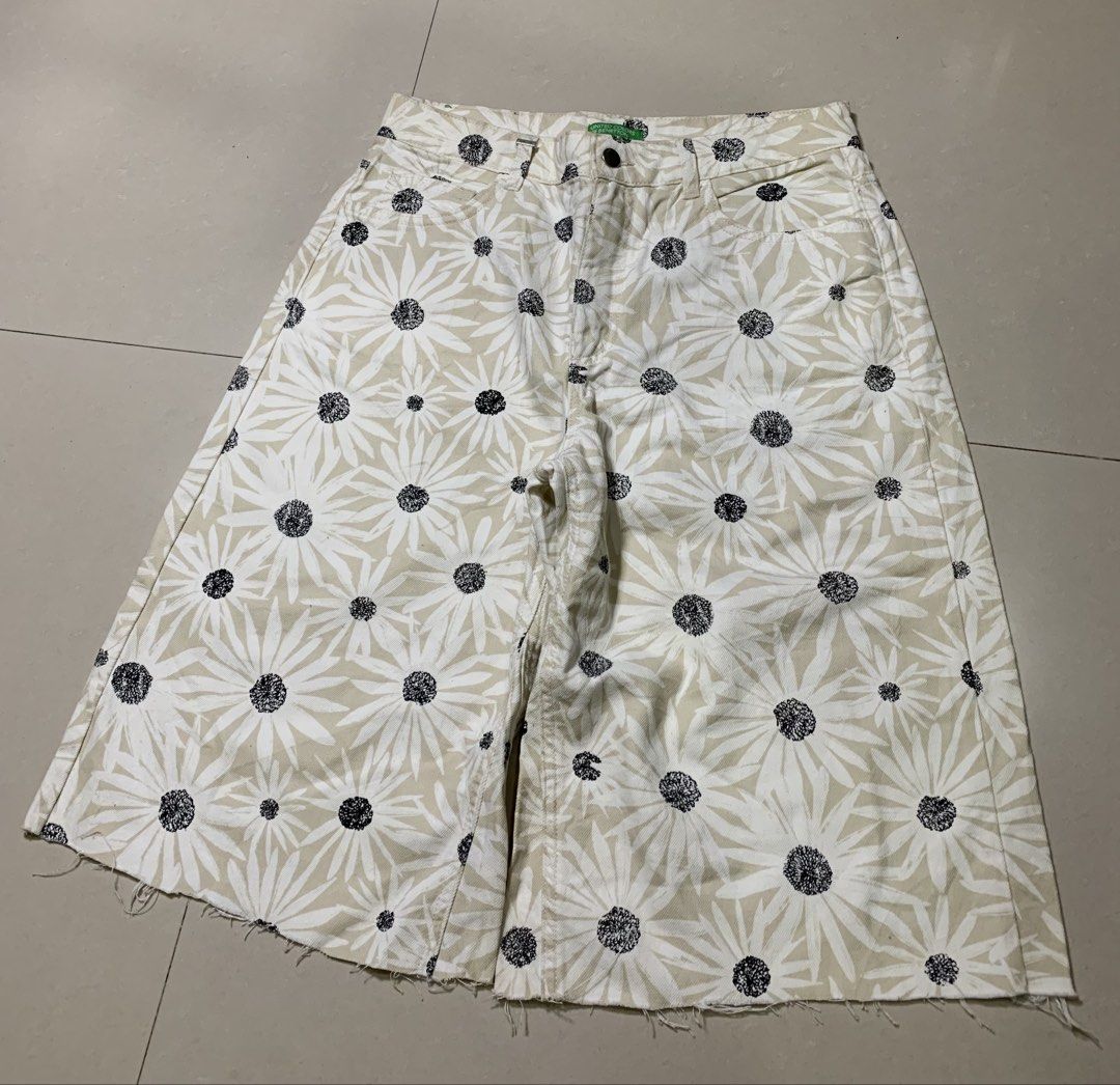 BENETTON long jorts (Category: Luxury Apparel) located in Molave. Submitted by mysticbird_38213e (Listing ID 1467337079, Image 2). Description: Authentic AS new condition Solid nito Maganda sa personal .