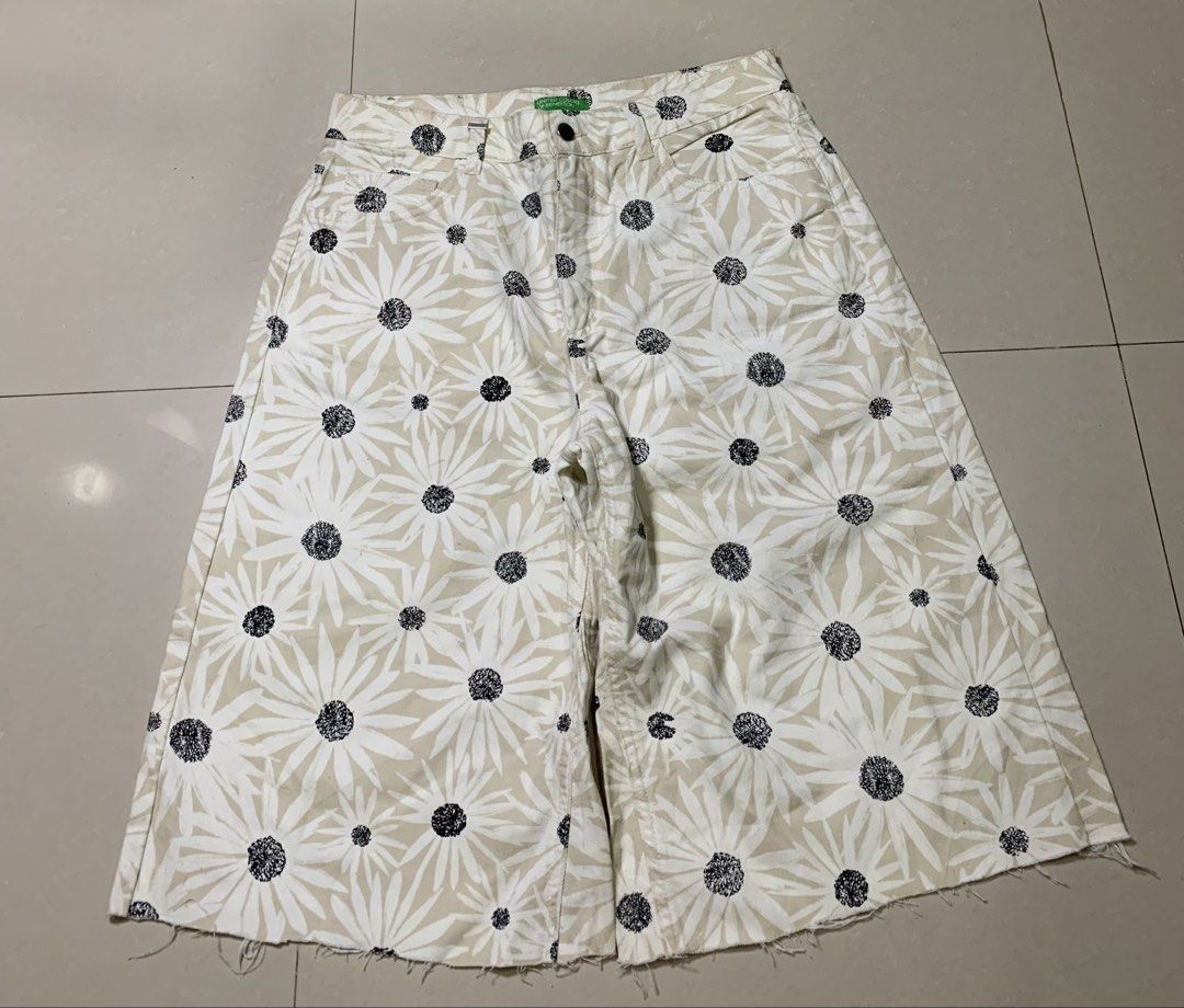 BENETTON long jorts (Category: Luxury Apparel) located in Molave. Submitted by mysticbird_38213e (Listing ID 1467337079, Image 1). Description: Authentic AS new condition Solid nito Maganda sa personal .