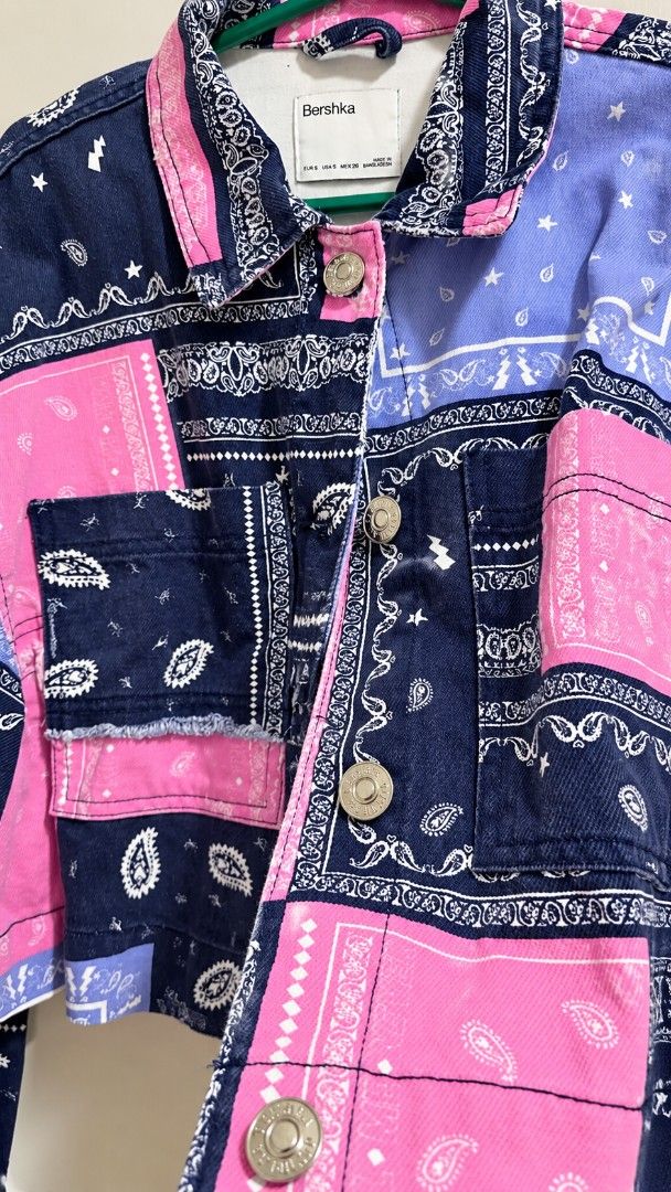 Bershka Bandana Print Patchwork Denim Jacket Size S (Category: Coats, Jackets and Outerwear) located in San Pedro. Submitted by gratefulmel (Listing ID 1467333984, Image 3). Description: - Brand: Bershka Small on tag - Style: Cropped denim jacket with statement bandana patchwork print - Features: Button-up front with metallic logo buttons, chest flap pockets, collared neckline Price: 249 pesos Location: San Pedro Laguna Delivery: J&T .