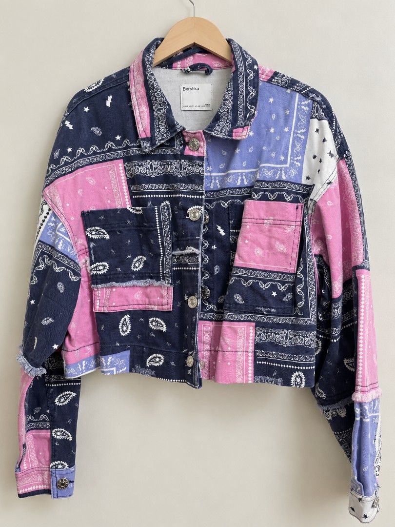 Bershka Bandana Print Patchwork Denim Jacket Size S (Category: Coats, Jackets and Outerwear) located in San Pedro. Submitted by gratefulmel (Listing ID 1467333984, Image 1). Description: - Brand: Bershka Small on tag - Style: Cropped denim jacket with statement bandana patchwork print - Features: Button-up front with metallic logo buttons, chest flap pockets, collared neckline Price: 249 pesos Location: San Pedro Laguna Delivery: J&T .