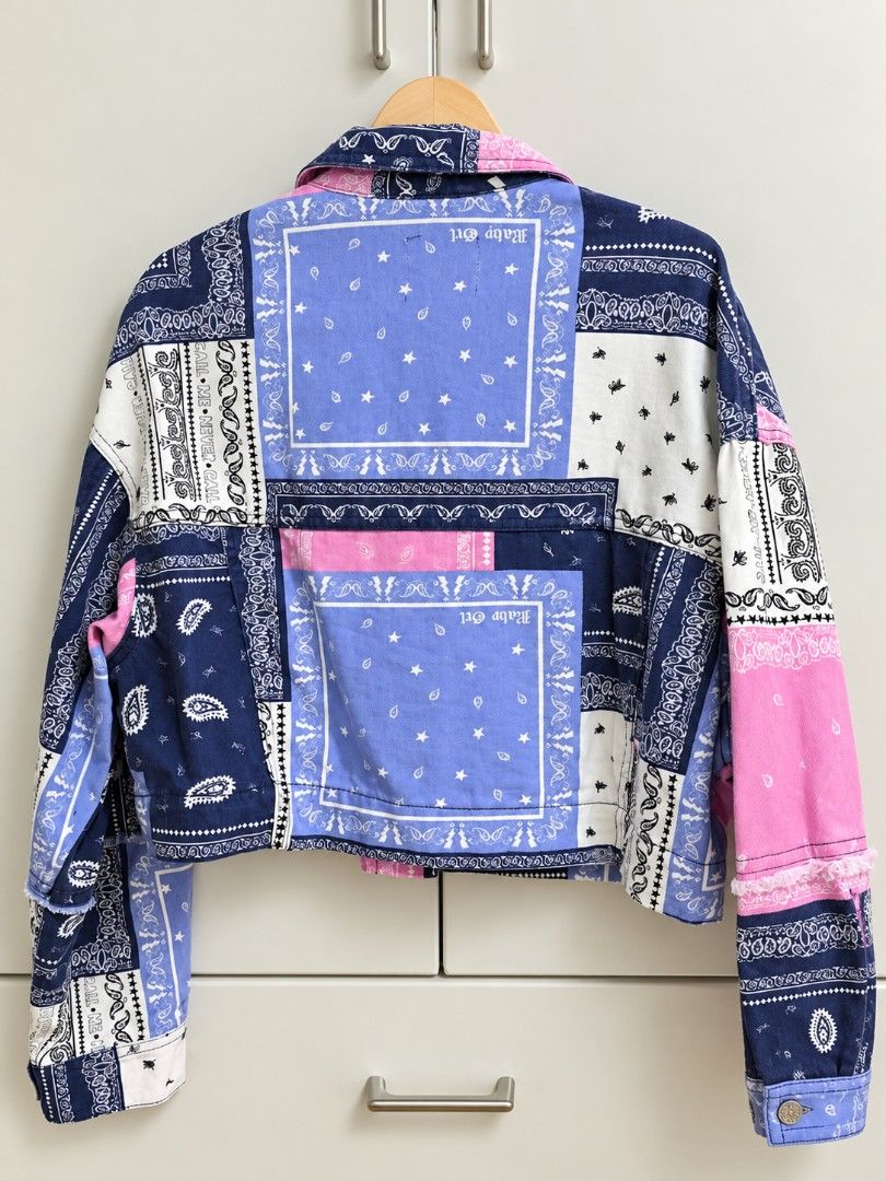 Bershka Bandana Print Patchwork Denim Jacket Size S (Category: Coats, Jackets and Outerwear) located in San Pedro. Submitted by gratefulmel (Listing ID 1467333984, Image 2). Description: - Brand: Bershka Small on tag - Style: Cropped denim jacket with statement bandana patchwork print - Features: Button-up front with metallic logo buttons, chest flap pockets, collared neckline Price: 249 pesos Location: San Pedro Laguna Delivery: J&T .