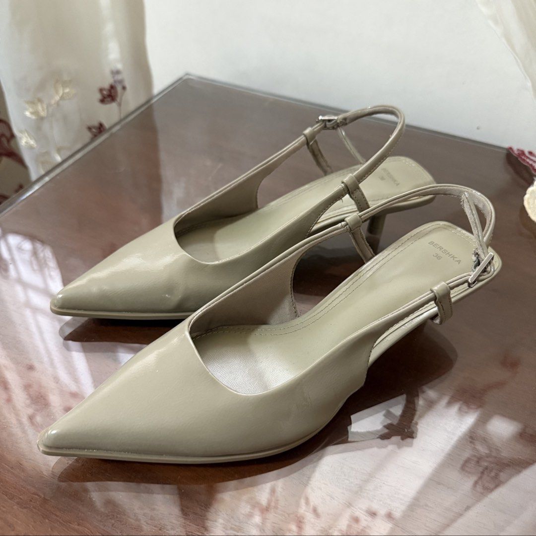 Bershka Slingback Kitten Heels (Category: Heels) located in Quezon City. Submitted by 0ffTheRack (Listing ID 1459930692, Image 1). Description: - Green slingback kitten heels - Pointed toe, adjustable buckle strap - 1 inch heels - Finish: Patent.