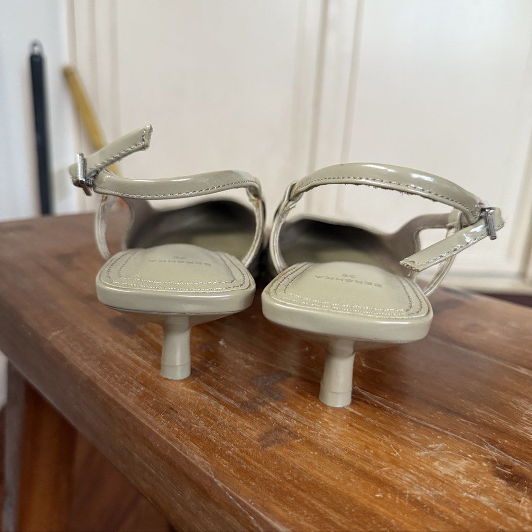 Bershka Slingback Kitten Heels (Category: Heels) located in Quezon City. Submitted by 0ffTheRack (Listing ID 1459930692, Image 3). Description: - Green slingback kitten heels - Pointed toe, adjustable buckle strap - 1 inch heels - Finish: Patent.
