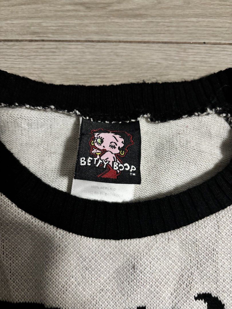 Betty boop (Category: Coats, Jackets and Outerwear) located in Cavite. Submitted by cesxyyylll (Listing ID 1467335469, Image 2). Description: Medium Very good condition.