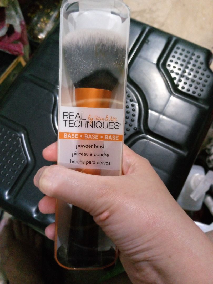 Big powder brush (Category: Makeup) located in Manila. Submitted by spiritfire001 (Listing ID 1467336456, Image 2). Description: Gifted to me so not sure kung original, maganda naman sya and soft to touch so goods quality.