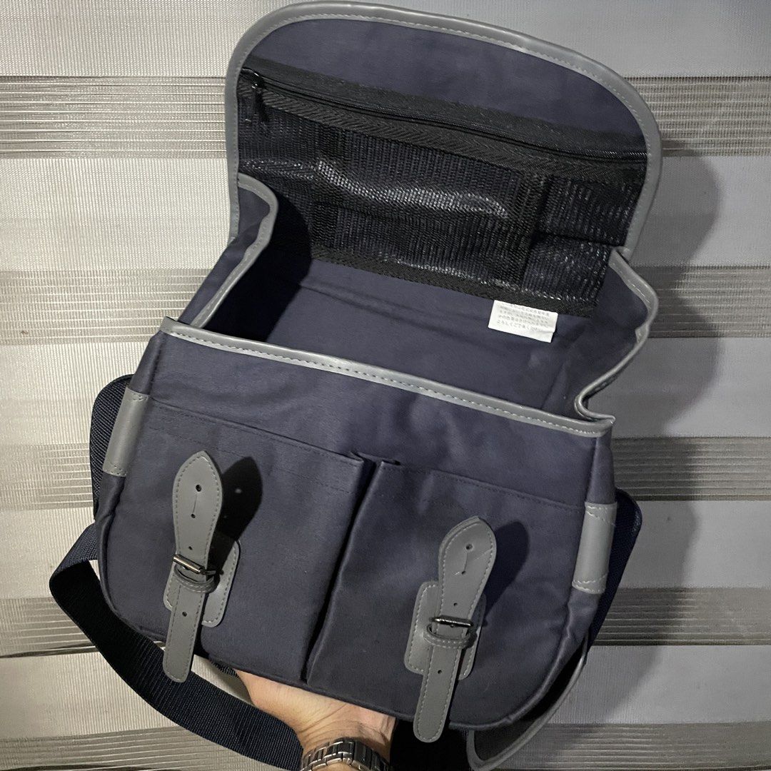 BILINGHAM ALTERNATIVE - CANON CAMERA BAG (Category: Shoulder Bags) located in Muntinlupa City. Submitted by smg1771 (Listing ID 1467316570, Image 2). Description: BILINGHAM ALTERNATIVE - CANON CAMERA BAG w divider and a strap inside like new, mint main closure straps even real hard to open, v asf crisp canvas 2k only add sf dm me!.