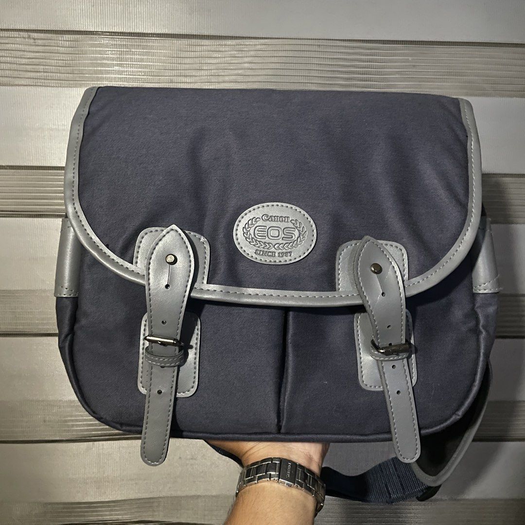BILINGHAM ALTERNATIVE - CANON CAMERA BAG (Category: Shoulder Bags) located in Muntinlupa City. Submitted by smg1771 (Listing ID 1467316570, Image 1). Description: BILINGHAM ALTERNATIVE - CANON CAMERA BAG w divider and a strap inside like new, mint main closure straps even real hard to open, v asf crisp canvas 2k only add sf dm me!.