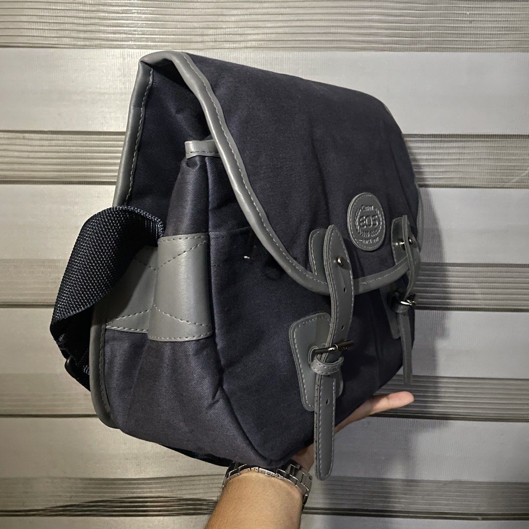 BILINGHAM ALTERNATIVE - CANON CAMERA BAG (Category: Shoulder Bags) located in Muntinlupa City. Submitted by smg1771 (Listing ID 1467316570, Image 3). Description: BILINGHAM ALTERNATIVE - CANON CAMERA BAG w divider and a strap inside like new, mint main closure straps even real hard to open, v asf crisp canvas 2k only add sf dm me!.