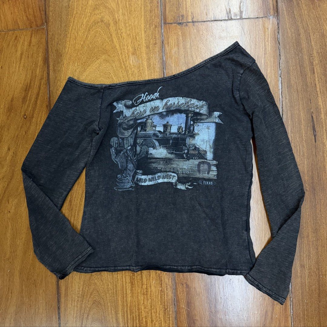 BKK Off-shoulder (Category: Longsleeves) located in Muntinlupa City. Submitted by myrandomthingz (Listing ID 1467353378, Image 1). Description: .