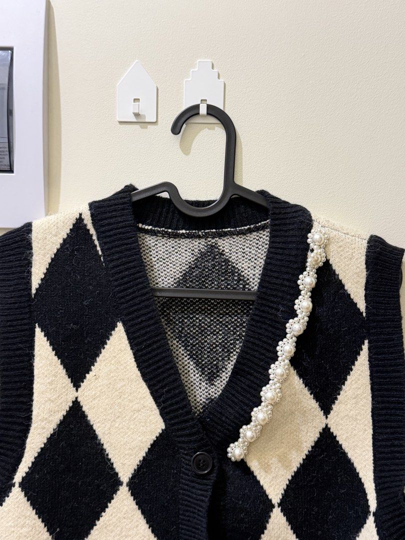 Black And White Vest (Category: Others Tops) located in Manila. Submitted by xmagic.shopx (Listing ID 1467305766, Image 2). Description: .