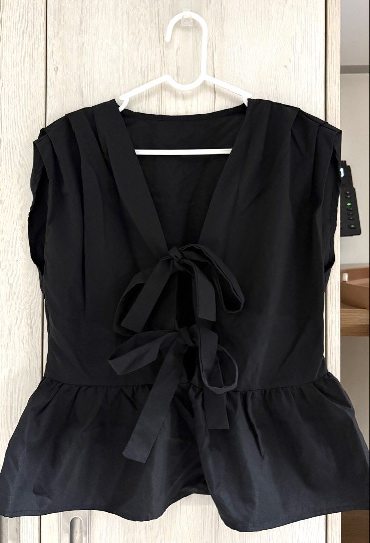 Black blouse with double bow tie (Category: Blouses) located in Manila. Submitted by pre.lov3d (Listing ID 1467285305, Image 1). Description: .