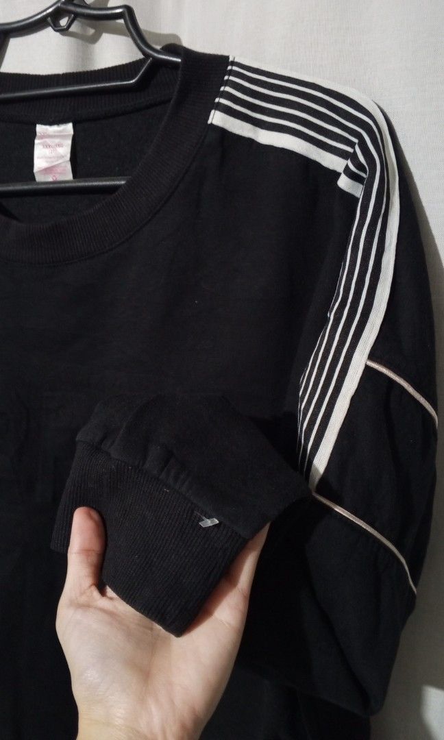 Black boxy long sleeves with embossed design (Category: Coats, Jackets and Outerwear) located in Cavite. Submitted by newmango.95cecd (Listing ID 1467315593, Image 3). Description: Black lined long sleeves With embossed design in front: WARRIOR SIZE: MED Loc: Silang, Cavite 📦 Delivery: Lalamove or J&T only.