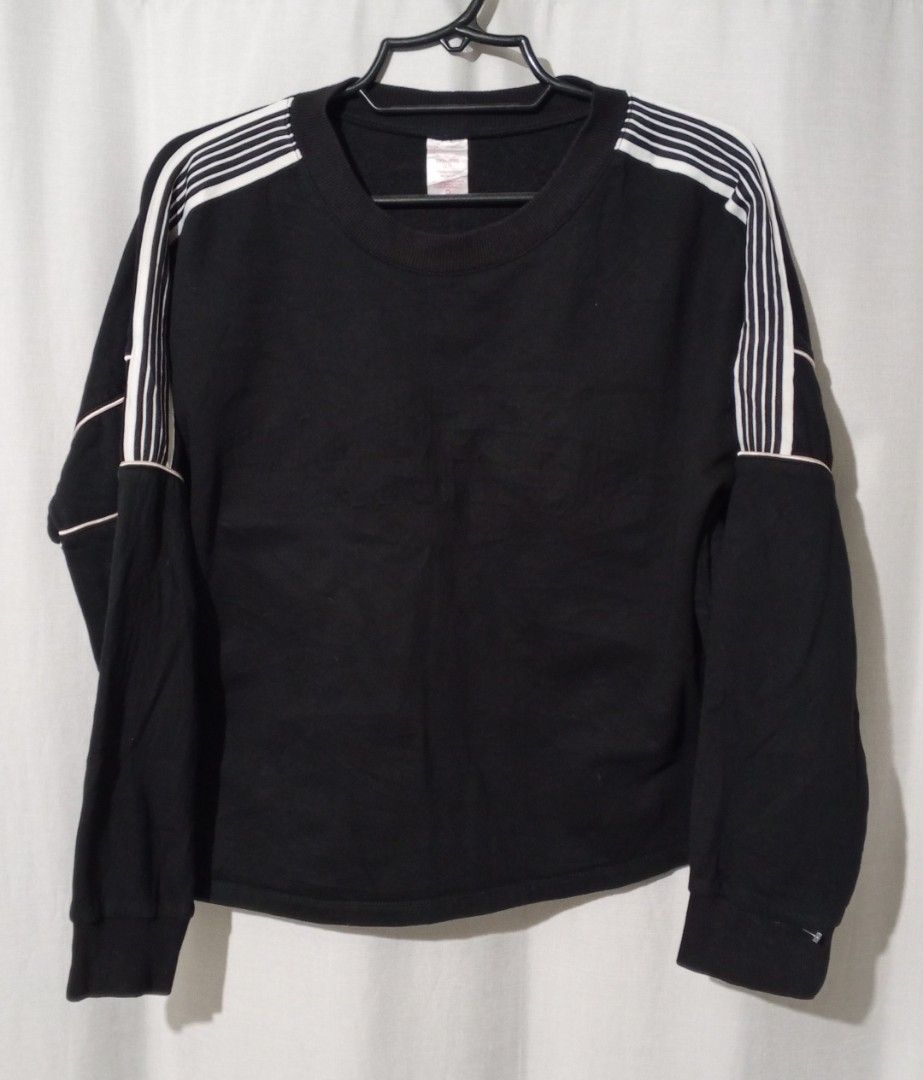 Black boxy long sleeves with embossed design (Category: Coats, Jackets and Outerwear) located in Cavite. Submitted by newmango.95cecd (Listing ID 1467315593, Image 1). Description: Black lined long sleeves With embossed design in front: WARRIOR SIZE: MED Loc: Silang, Cavite 📦 Delivery: Lalamove or J&T only.