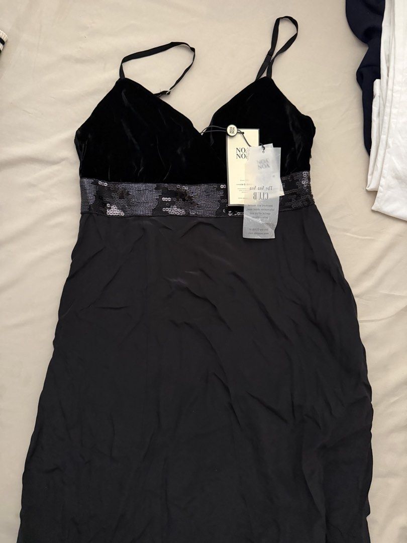 Black Cocktail Dress (Category: Dresses) located in Mandaue City. Submitted by meh.soh (Listing ID 1467289623, Image 1). Description: Never been used and with Price Tag Originally $245 (15,000) Size: XS on tag but can fit S 💳Mode of Payment: GCash 🛵Delivery: Maxim within Cebu/j&t outside Cebu (DF shouldered by the buyer) Location: Mandaue City (Cebu).