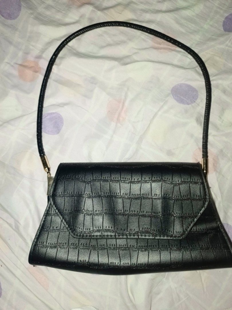 Black Croc Embossed Shoulder Bag Chic Purse (Category: Shoulder Bags) located in Manila. Submitted by erjasp41267218 (Listing ID 1467342061, Image 1). Description: - Color: Black - Material/Texture: All-over crocodile pattern - Design: Structured trapezoid shape with front flap closure - Hardware: Gold-tone rings attached to a thin shoulder strap - Versatility: Ideal for casual daily wear or evening events - Style: Minimalist and easy to match bo