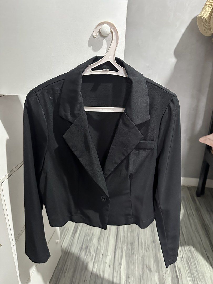 Black cropped blazer jacket single button (Category: Coats, Jackets and Outerwear) located in Valenzuela. Submitted by crzrvll26 (Listing ID 1467203175, Image 1). Description: - Color: Classic Black - Style: Cropped blazer with tailored fit and structured shoulders - Features: Lapels, single front button closure, left chest pocket, and back dart seams - Length: Hits right at the waist - Condition: Brand new / Excellent pre-loved - Versatile layer