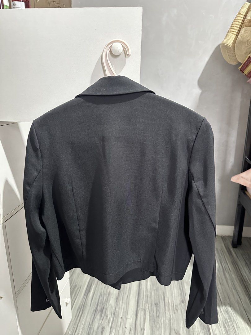 Black cropped blazer jacket single button (Category: Coats, Jackets and Outerwear) located in Valenzuela. Submitted by crzrvll26 (Listing ID 1467203175, Image 2). Description: - Color: Classic Black - Style: Cropped blazer with tailored fit and structured shoulders - Features: Lapels, single front button closure, left chest pocket, and back dart seams - Length: Hits right at the waist - Condition: Brand new / Excellent pre-loved - Versatile layer