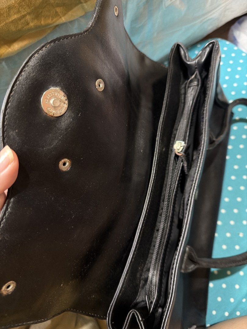 Black Doctor’s Bag (Category: Shoulder Bags) located in Manila. Submitted by ninib33 (Listing ID 1467249513, Image 3). Description: issue: need replacement yung zipper sa loob (working pero mahirap i sara) rfs: decluttering, bought this sa ukay for 400 w/ issues na .
