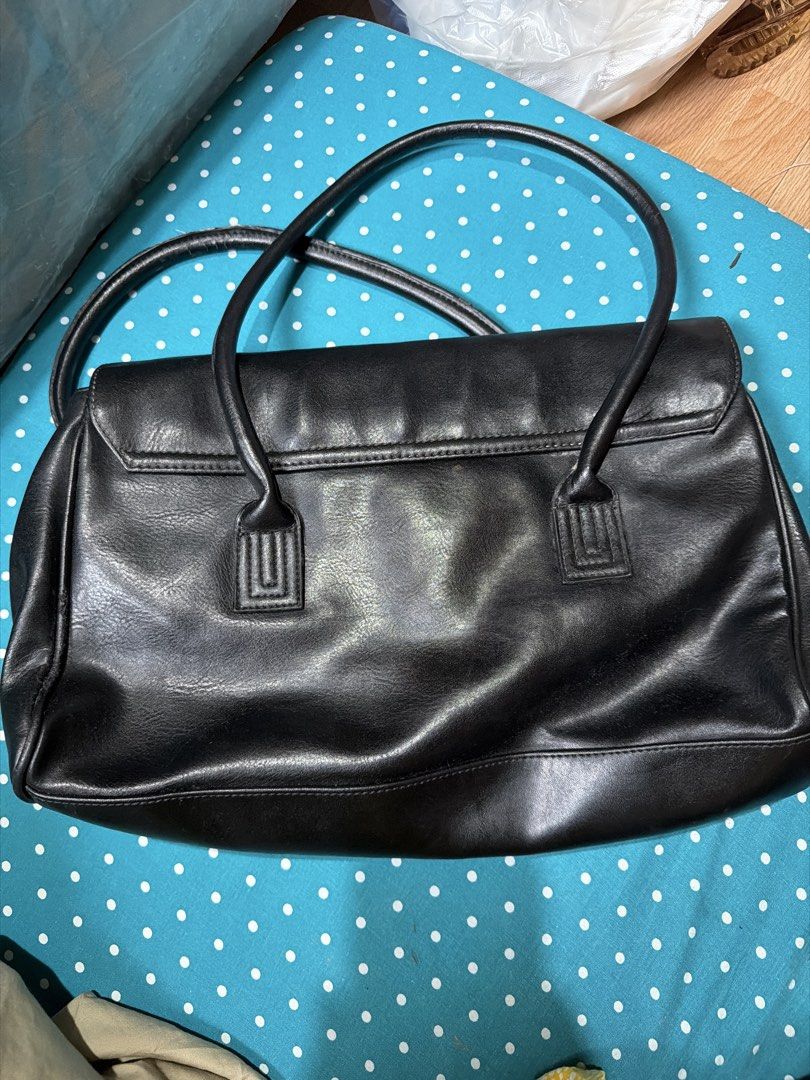 Black Doctor’s Bag (Category: Shoulder Bags) located in Manila. Submitted by ninib33 (Listing ID 1467249513, Image 2). Description: issue: need replacement yung zipper sa loob (working pero mahirap i sara) rfs: decluttering, bought this sa ukay for 400 w/ issues na .