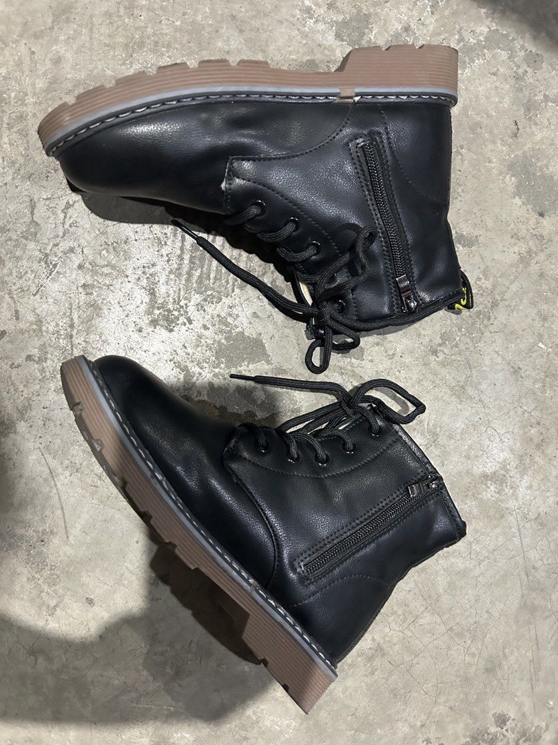 Black Fur lined Kids Boots (Category: Babies & Kids Fashion) located in Quezon City. Submitted by jjsurplus_23 (Listing ID 1467184375, Image 2). Description: .